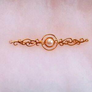 NWOT.   MONET PEARL BROOCH IN GOLD FILIGREE SETTING.  SAFETY LOCK